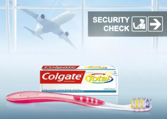 Grenzenloser Body Guard: die Colgate Total im Mini-Format darf überall mit hin Bild: Grenzenloser Body Guard: die Colgate Total im Mini-Format darf überall mit hin