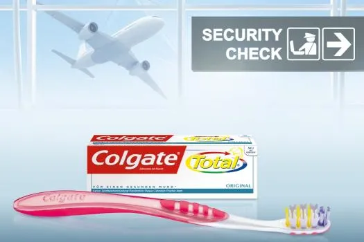 Grenzenloser Body Guard: die Colgate Total im Mini-Format darf überall mit hin Bild: Grenzenloser Body Guard: die Colgate Total im Mini-Format darf überall mit hin