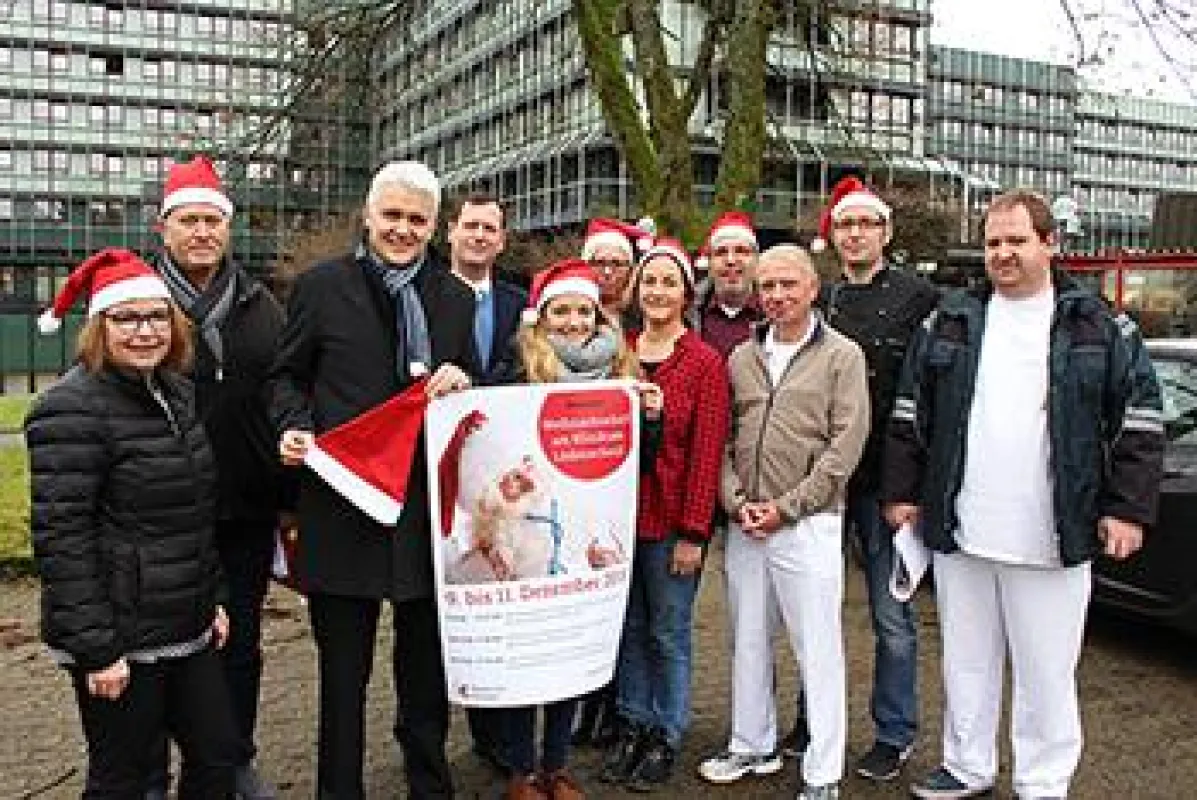 zeigt Mitarbeiterinnen und Mitarbeiter der Märkischen Kliniken, die das Orga-Team des Weihnachtsmark