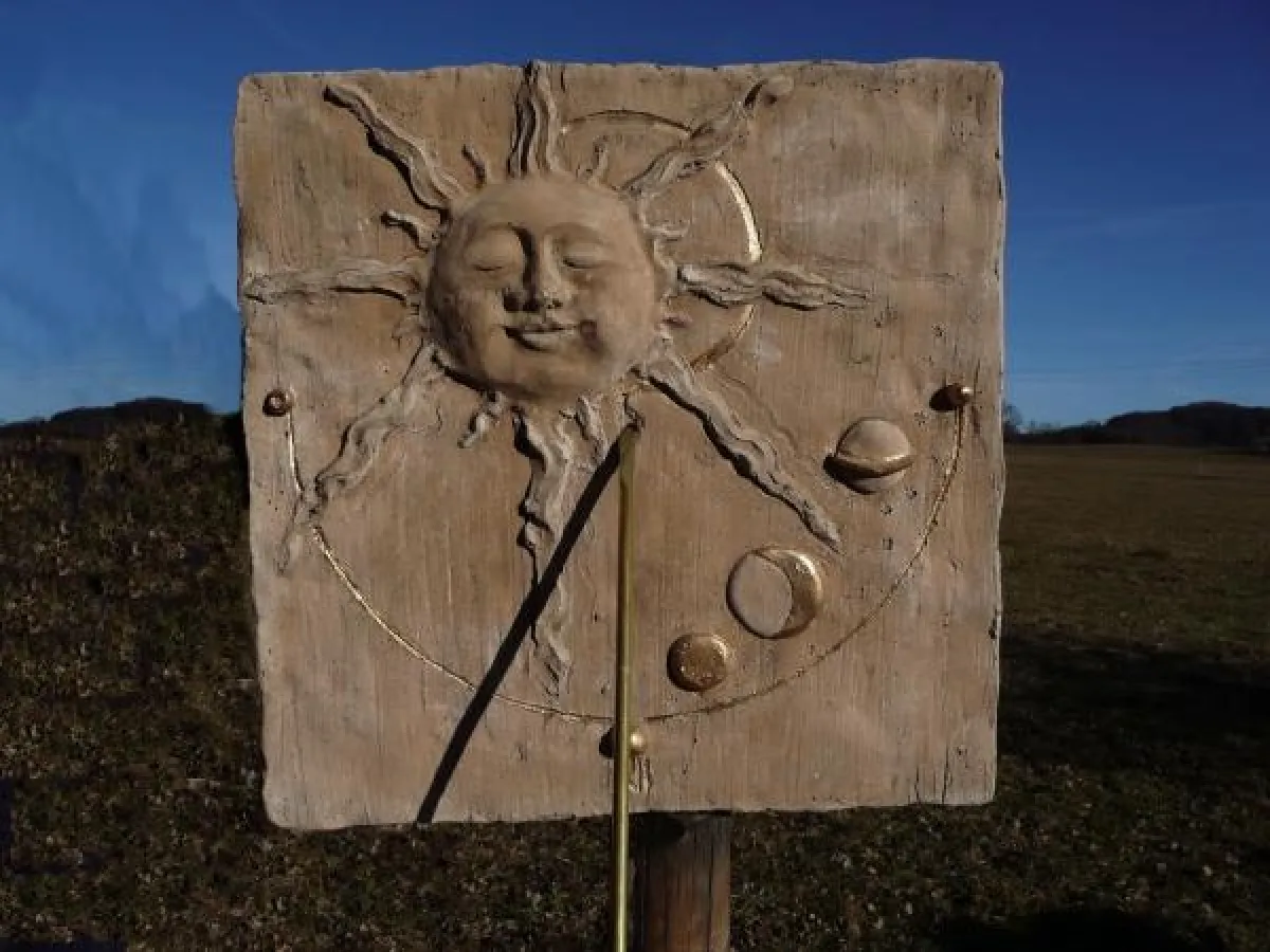 Sonnenuhren gibts bei www.atelierwenzel.de