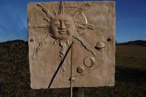 Bild: Sonnenuhren – alte Zeitmesser als schöne Gartendekoration