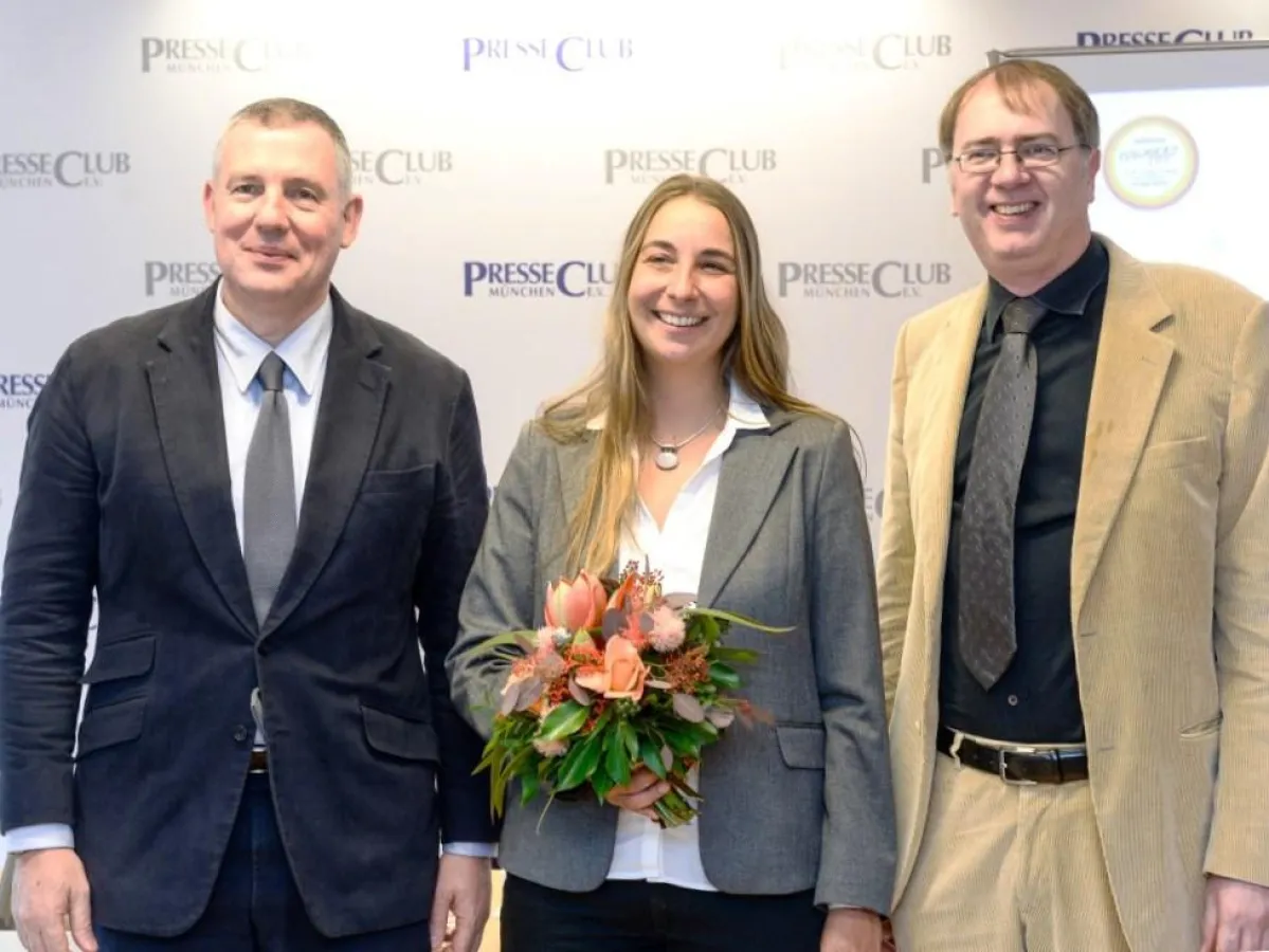 Prof. Heinen (l.) und Prof. Evers gratulieren Dr. Landgraf zum Stipendium der Initiative Schmerzlos