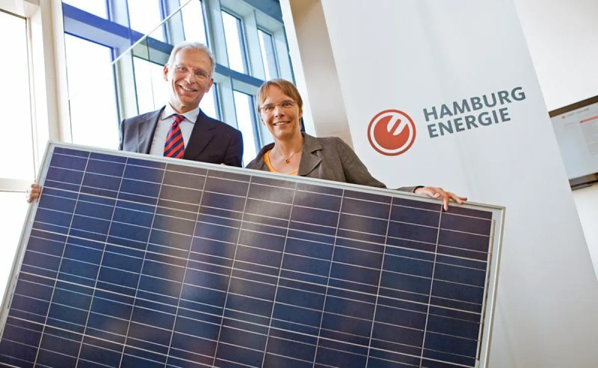 HAMBURG ENERGIE-Geschäftsführer Dr. Michael Beckereit und die Hamburger Umweltsenatorin Anja Hajduk starten eine großangelegte Solaroffensive.