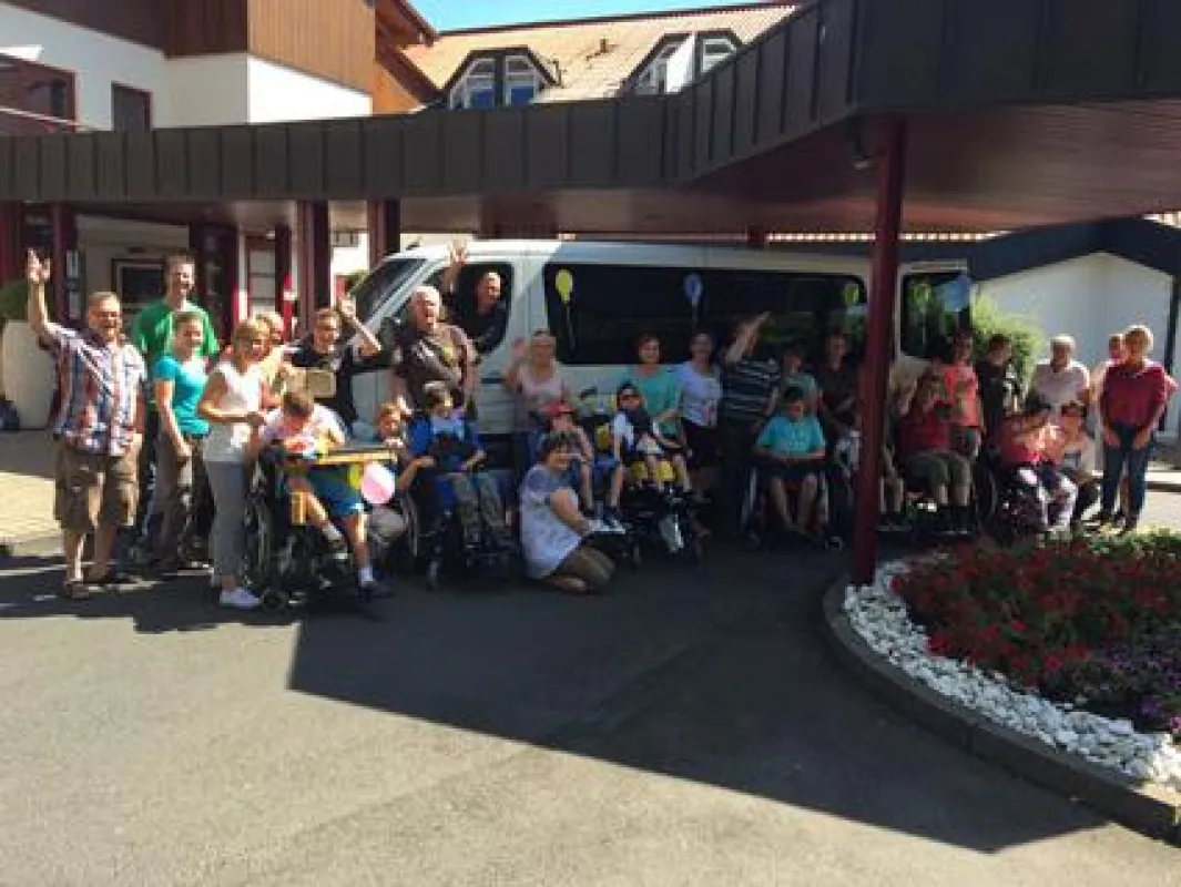 Betroffene Familien und ehrenamtliche Mitarbeiter/innen freuen sich über den neuen Bus des Vereins.
