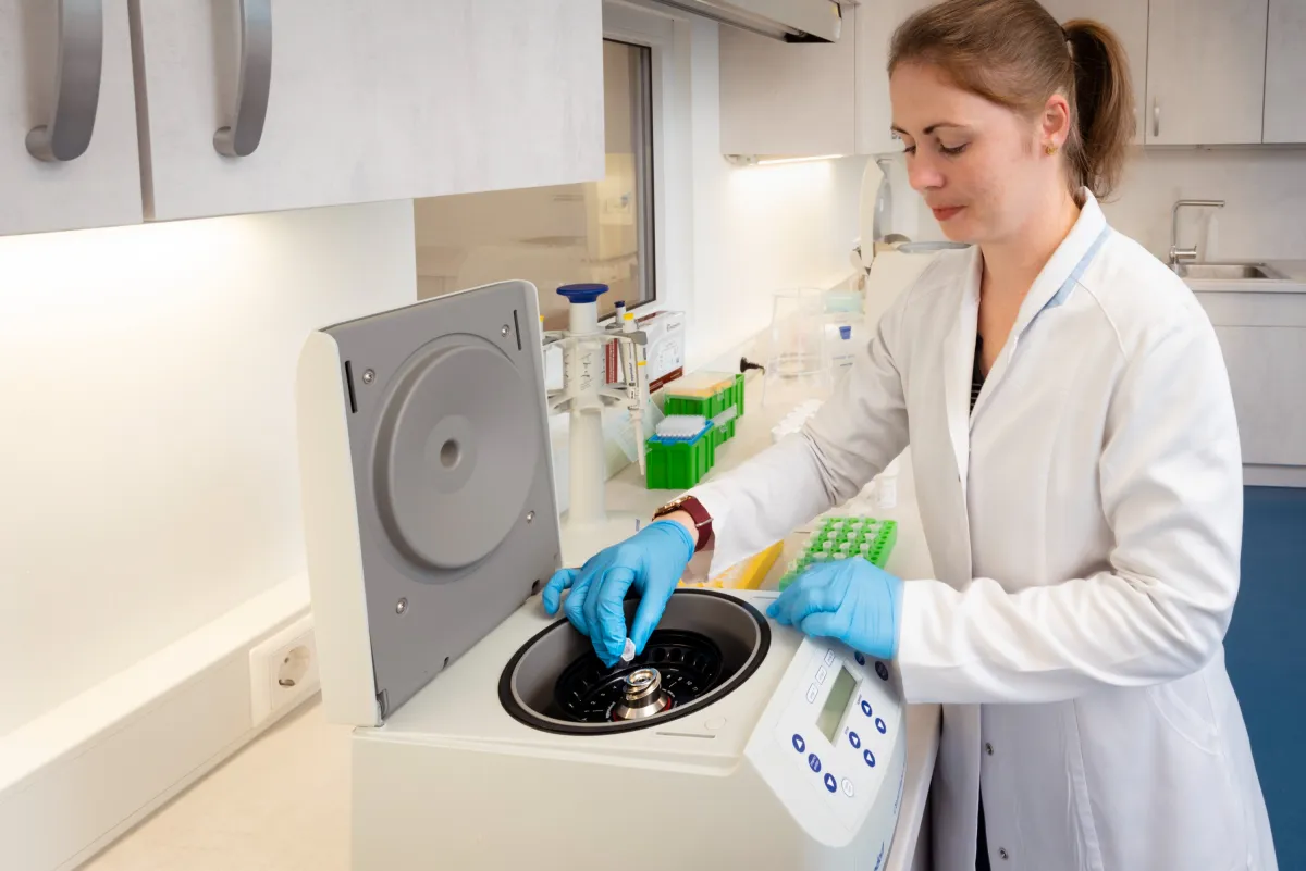 Dr. Anne Hennig bei der Vorbereitung einer Patientenprobe für den GynTect®-Test (© © Eberhard Schorr / Epitype GmbH)