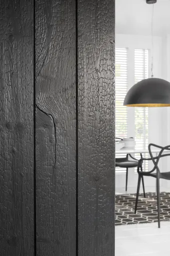 Bild: Extravagante Holzprofile für Wände - mit Feuer veredelt. Individuelles Oberflächendesign im Unikatcharakter