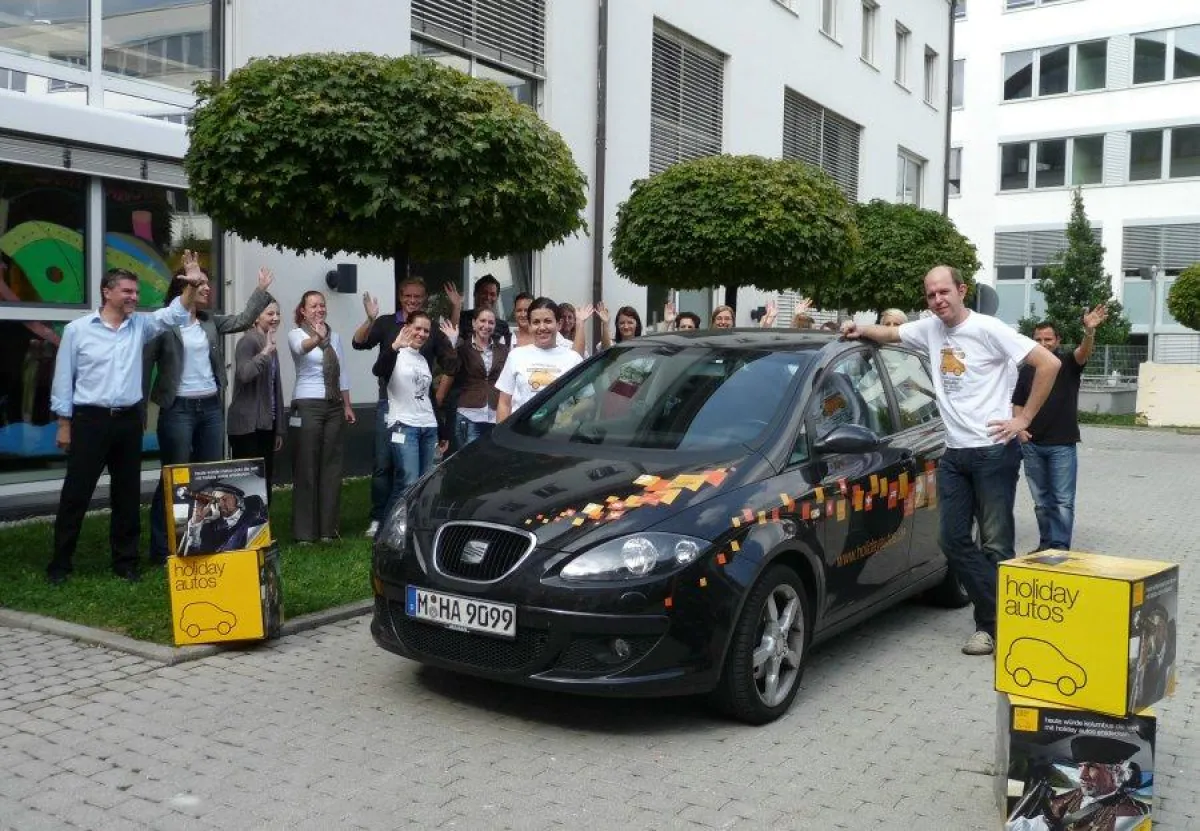 Entdecker Heiko Eckert verabschiedet sich in München vom holiday autos Team - und geht mit Freundin Mini und Hund Chicco auf große Europa-Tour. Bildrechte: holiday autos.