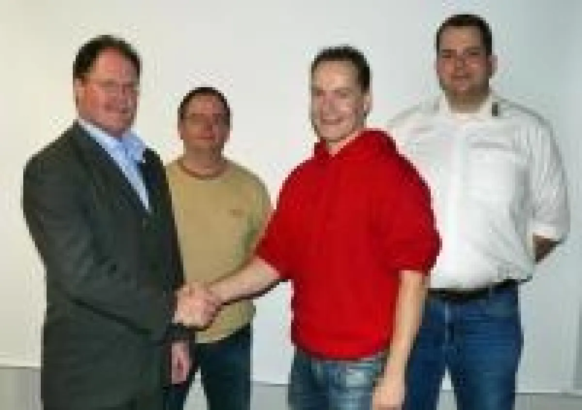 Der Vorstand der Paderborn Dolphins begrüßt den neuen Headcoach. (v.l.n.r. Mario Frede, Ralf Gaub, Matthias Gehrke, Nico Meier)