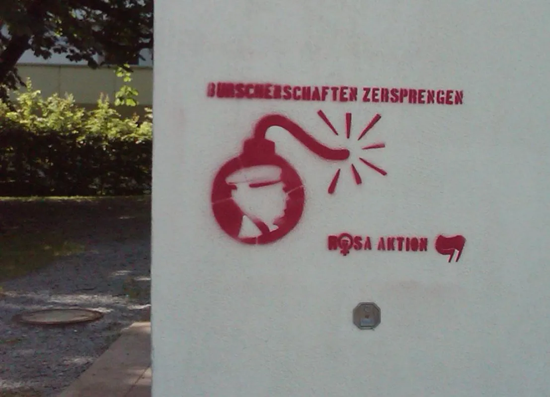 Gegnerische Botschaft auf der Wand eines Verbindungshauses