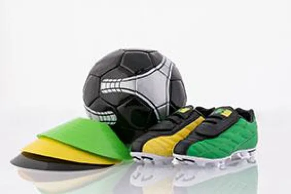 Bild: Football3Color: Dreifarbiger Fußballschuh definiert Fußballtraining neu