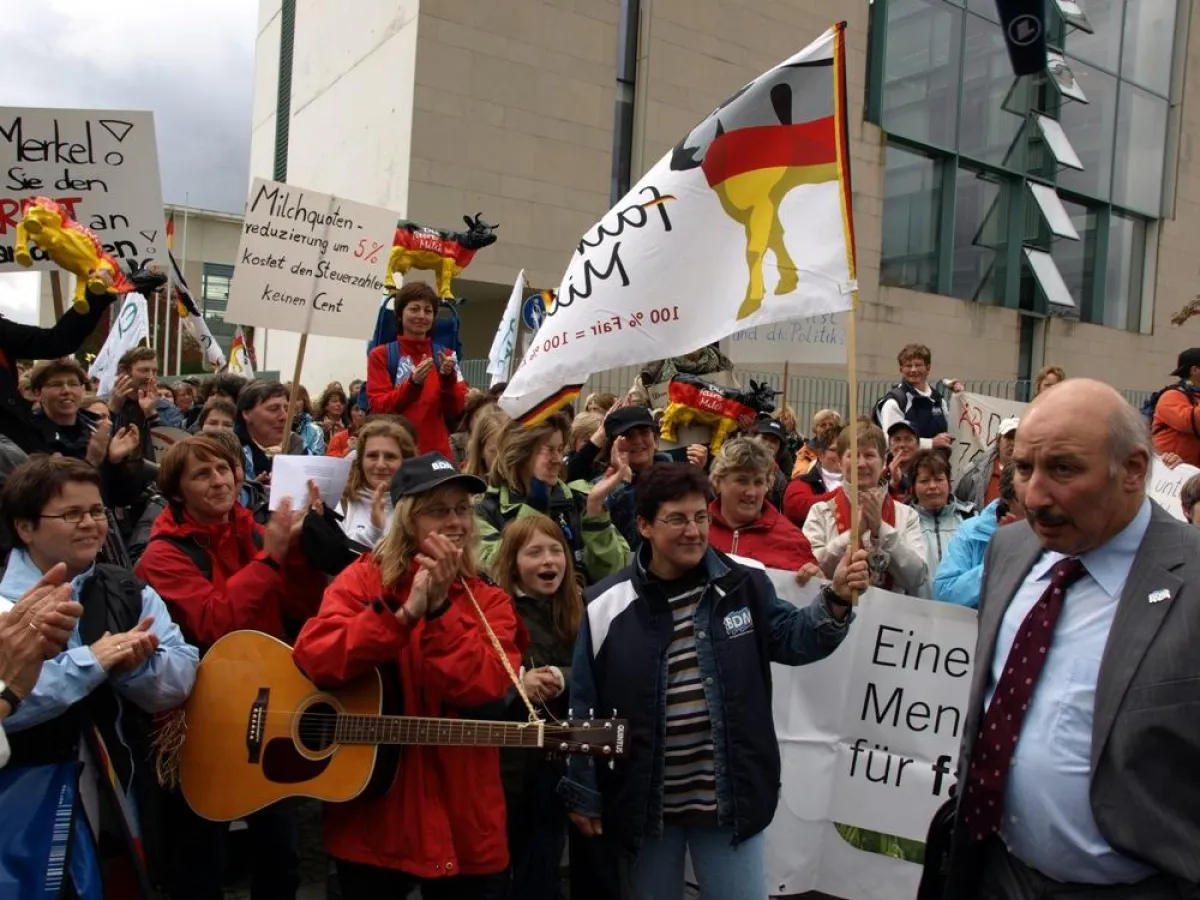 Romuald Schaber, Vorsitzender des BDM, und protestierende Milchviehhalter vor dem Bundeskanzleramt (Foto: Proplanta)