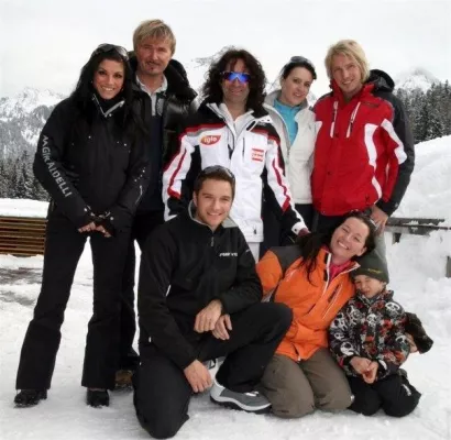 Bild: Kart-Spaß für einen guten Zweck bringt Sterne-Sänger und Sterne-Redner zusammen