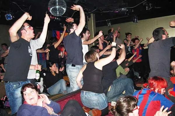 Bild: El Clásico gucken mit dem offizielle Fanclub des FC Barcelona im baxpax downtown Hostel Hotel Berlin