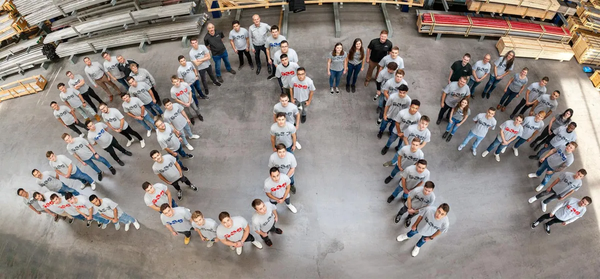 Azubis der Firmen KIESELMANN, Gross, Guth Pharmatec und Rieger mit Ausbilderinnen und Ausbildern