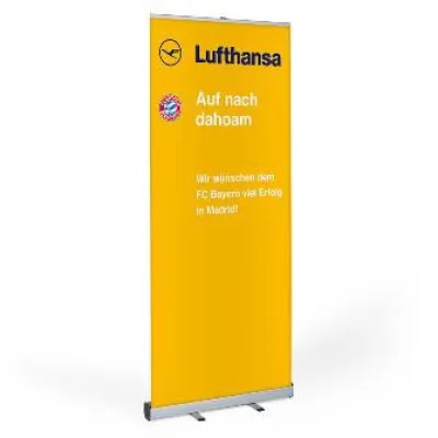 Bild: Erfolgswünsche auf Roll Up Banner am Münchener Flughafen für den FC Bayern München