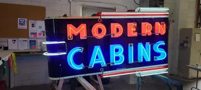 Bild: Ein leuchtendes Denkmal für die Route 66 in Missouri - Der neue Neon Park in Saint Robert