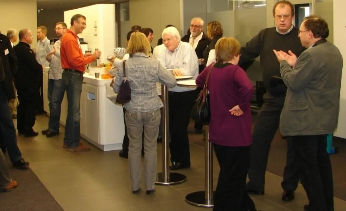 Angeregte Diskussion zwischen Anwendern unterschiedlicher Institutionen und Fachrichtungen während der Pausen