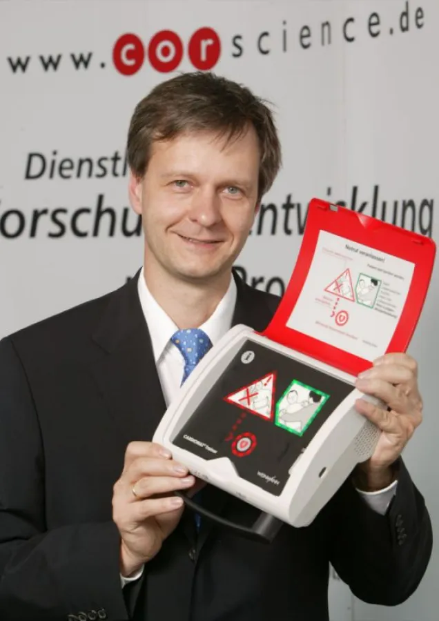 Corscience-Gründer Prof. Dr. Armin Bolz mit seinem automatischen externen Defibrillator – Fotograph: Herr Fuchs