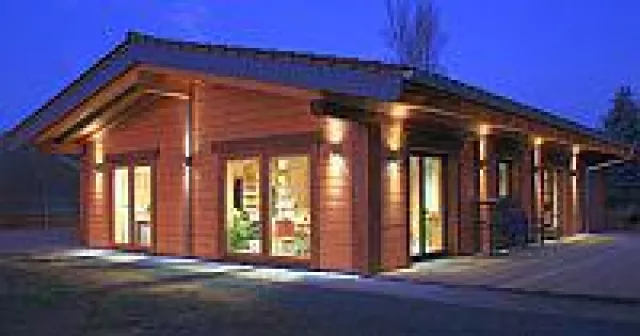 Bild: Neues Energiesparhaus in Blockhausbauweise macht Energieplus