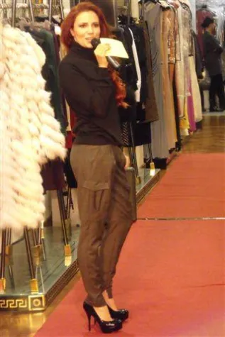 Bild: Kerstin Merlin moderierte Haute-Couture-Modenschau in Berlin