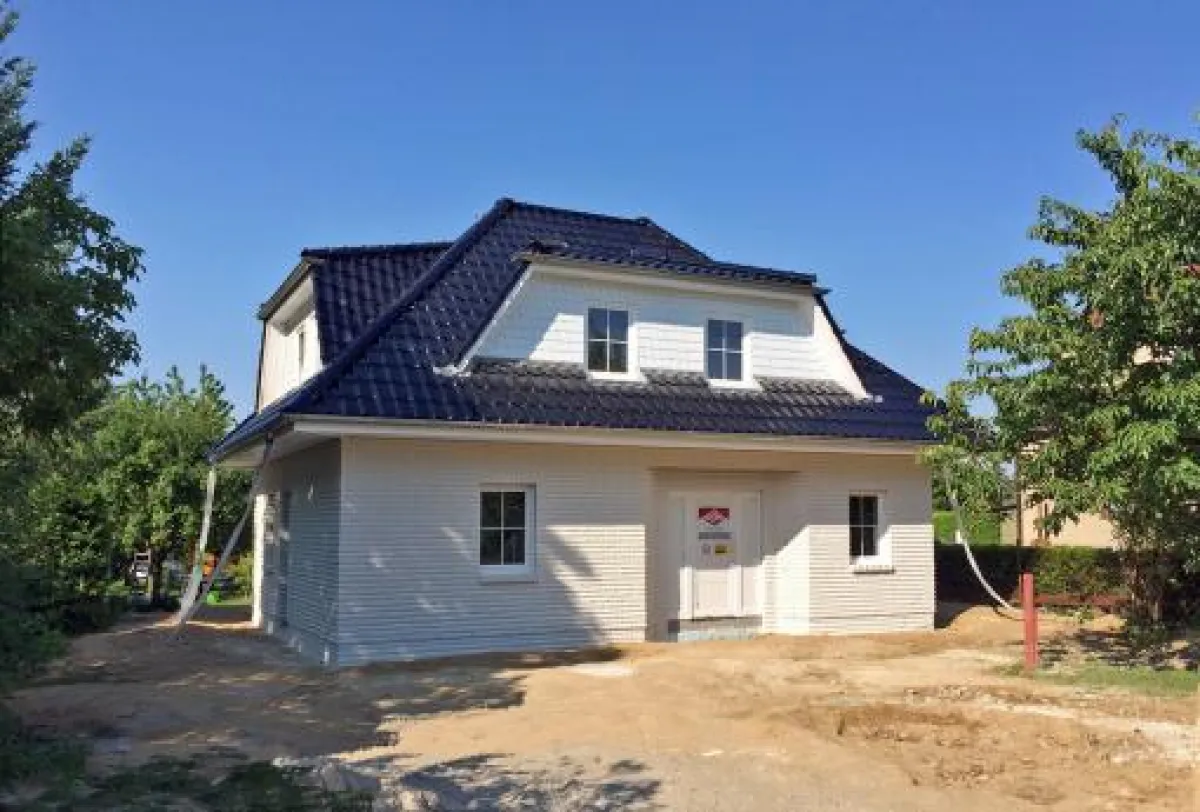 Dieses Einfamilienhaus mit weißem Verblendmauerwerk kann am Wochenende im Panketal besichtigt werden