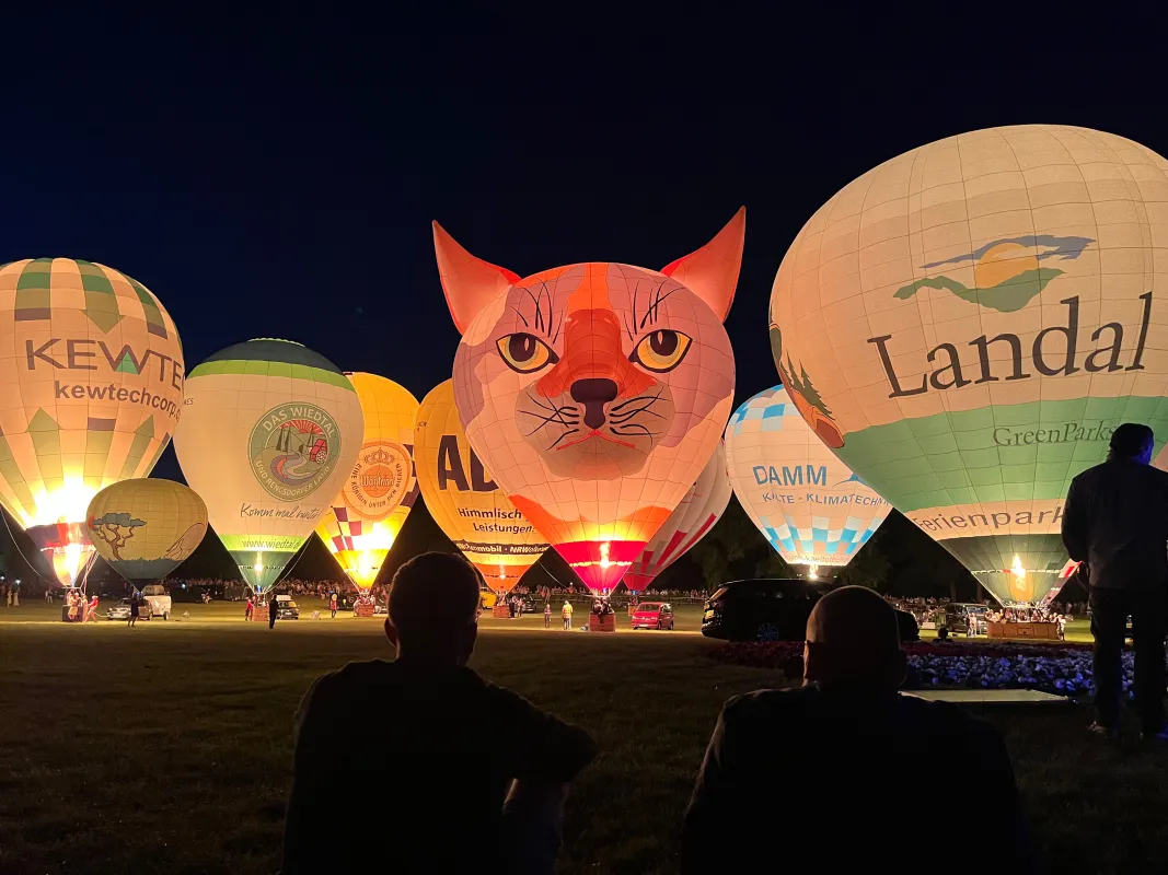 Nightglow zum Ballonfestivals Bonn (© Skytours Ballooning GmbH)