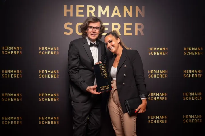 Bild: Keynote Speakerin Nina Ofenloch gewinnt Excellence Award beim internationalen Speaker Slam