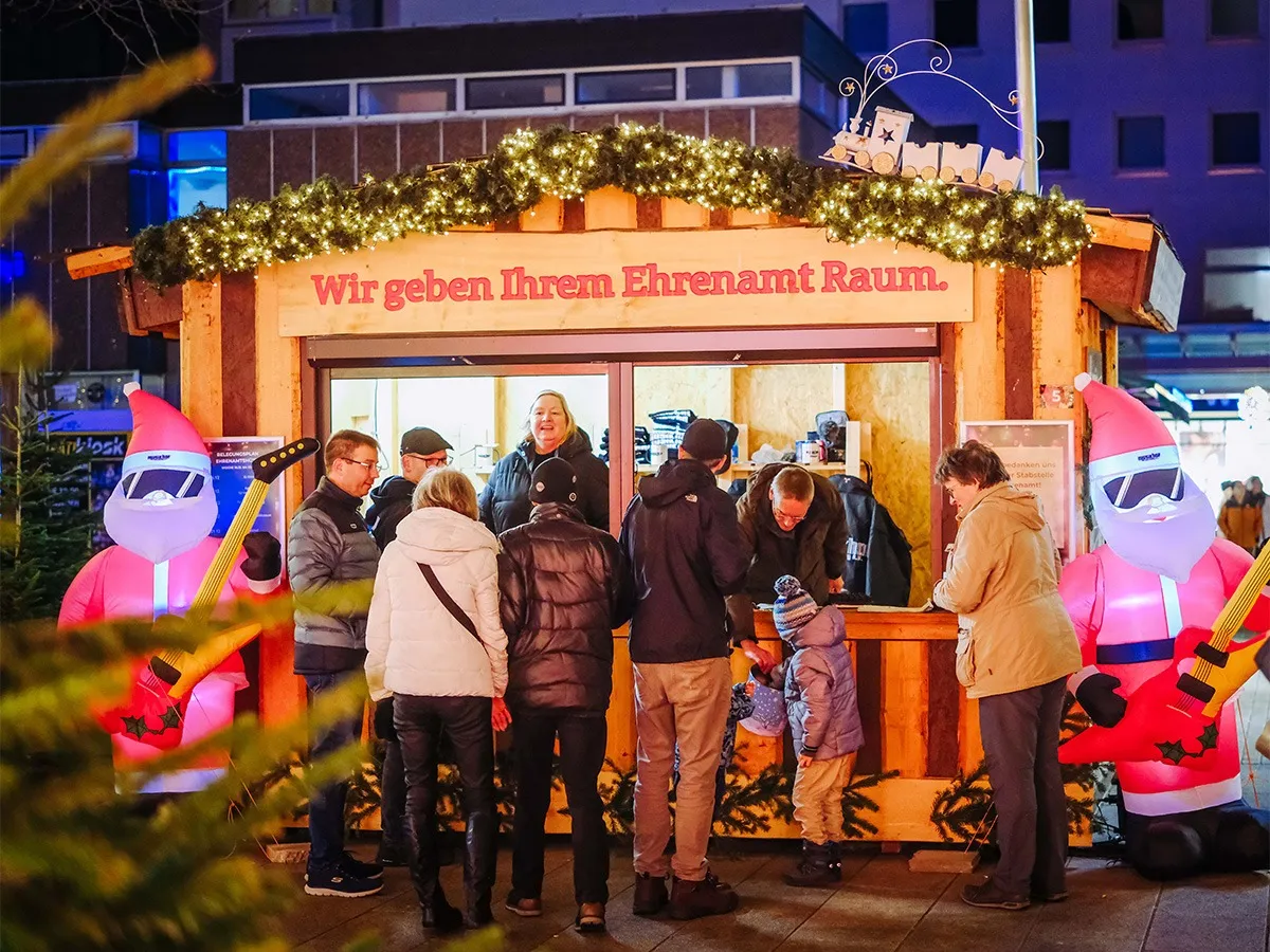 Ehrenamtshütte auf dem Wolfsburger Weihnachtsmarkt (© WMG Wolfsburg)