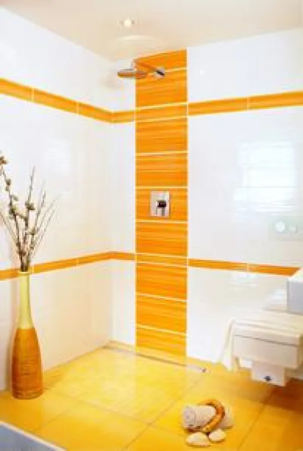 Designorientiert und gradlinig: Gutjahr bietet jetzt mit IndorTec DR eine Lösung für barrierefreie Duschen ganz ohne diagonale Fliesenschnitte – schon ab 90 mm Aufbauhöhe.