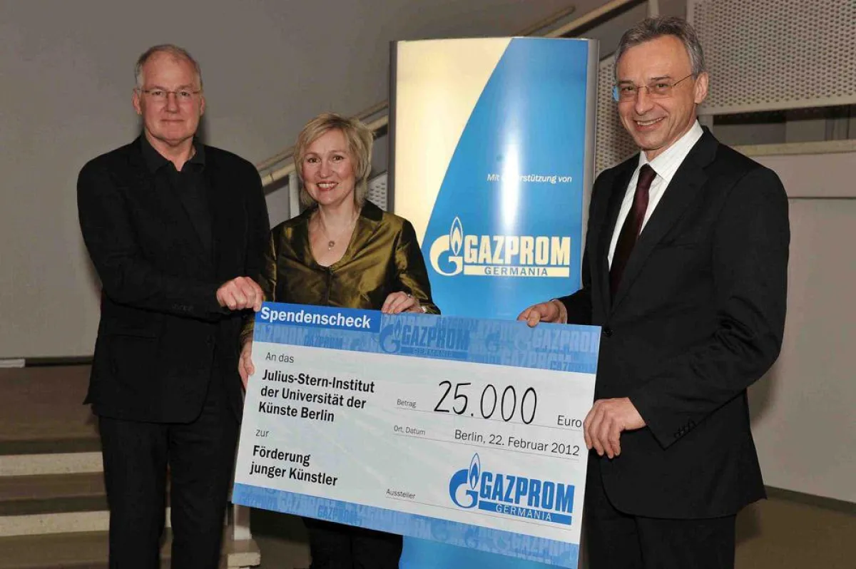 Scheckübergabe GAZPROM Germania GmbH an Julius-Stern-Institut für musikalische Nachwuchsförderung