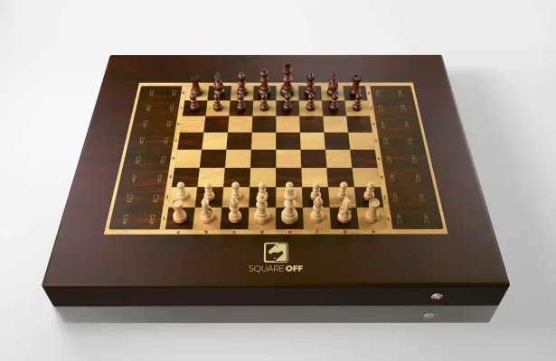 Bild: Square Off - Der Schachcomputer, bei dem sich die Figuren des Gegners selbstständig bewegen.