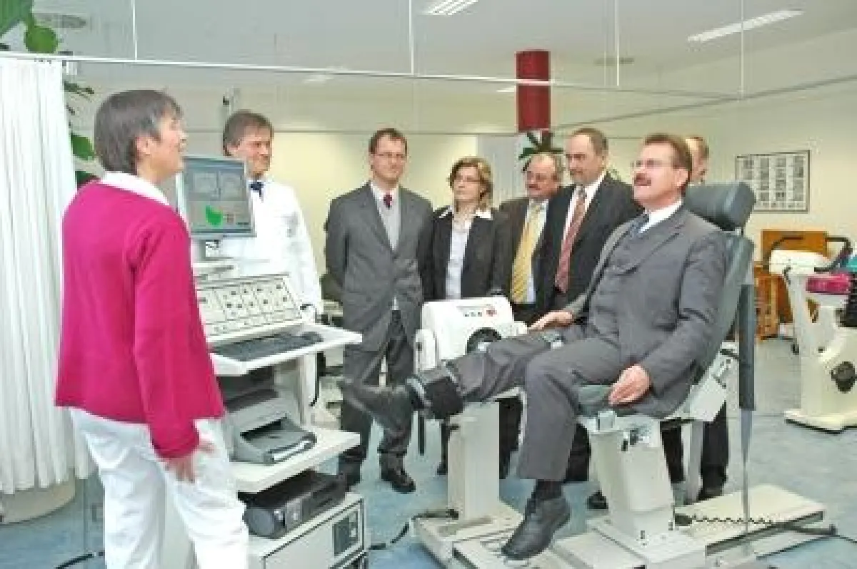 Unter Anleitung von Dr. Siegfried Marr (2.v.l.), Chefarzt für Orthopädie am Asklepios Rehazentrum Bad Abbach, testet Klaus Bochnia, Regionalgeschäftsführer der BARMER in Regensburg, die Leistungen des