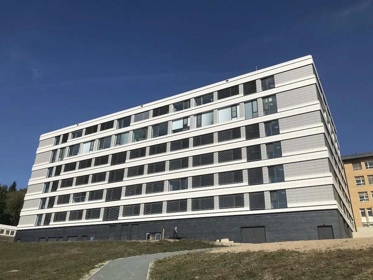 Der Neubau ist der erste Bauabschnitt zur Sanierung und Erweiterung der Klinik Naila. Bild: HI