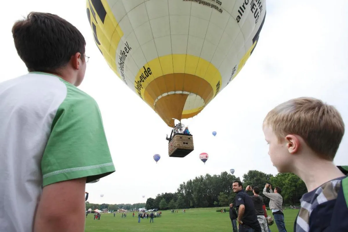 Ballonstarts mit Zuschauern