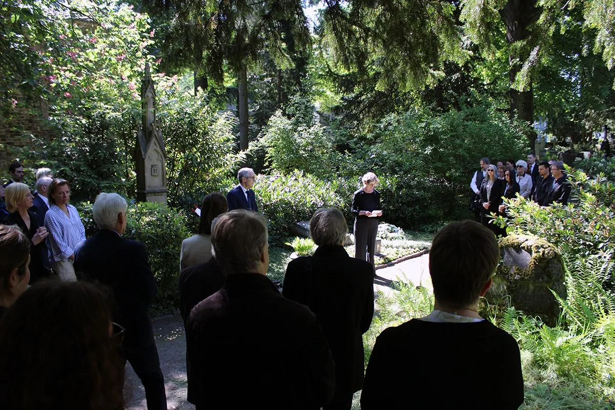 Kranzniederlegung zu Ehren von Mildred Scheel auf dem Alten Friedhof in Bonn (© Deutsche Krebshilfe)
