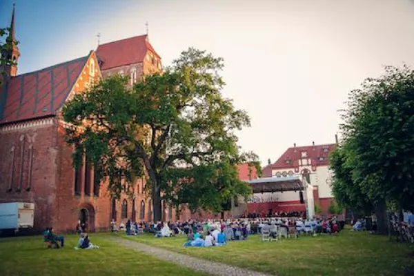 Bild: Tanzende Pferde und feiernde Fischer: Kultursommer inmitten Mecklenburgs