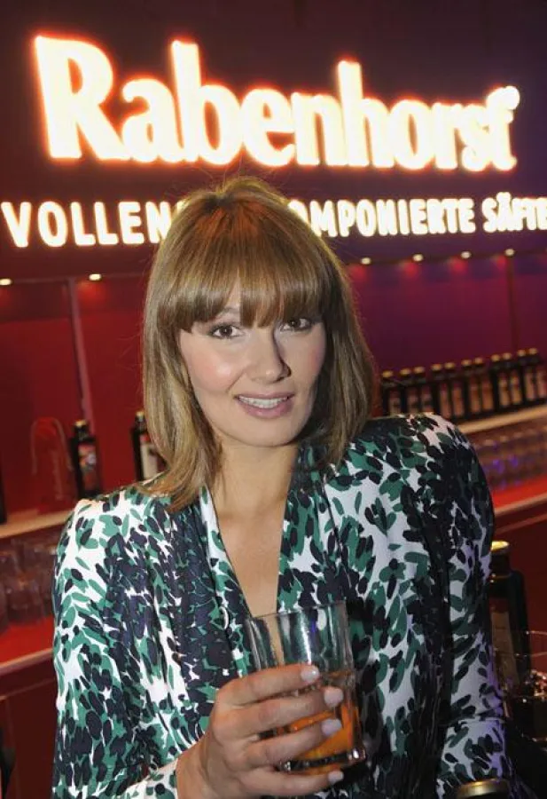 Einen Cocktail der Saftmanufaktur Rabenhorst probiert Franziska van Almsick am Freitag (09.10.2009) in Berlin bei der Party nach der 