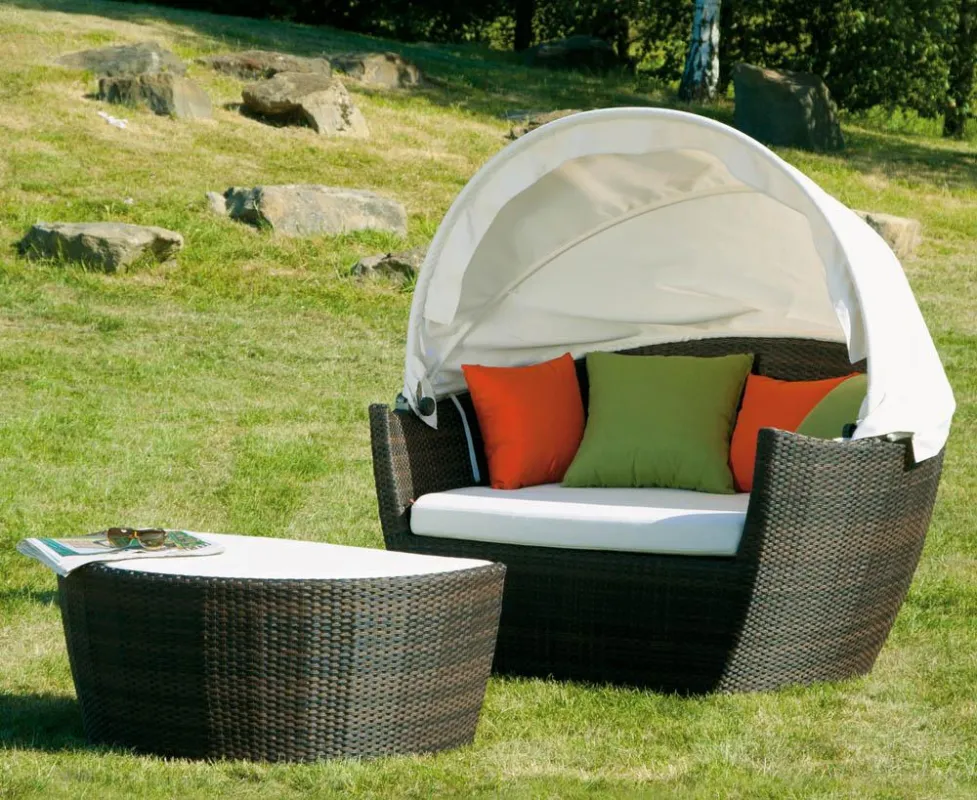 Polyrattan, bequeme Polster und kräftige Farben passen auch ins Wohnzimmer. Foto: www.sienagarden.de
