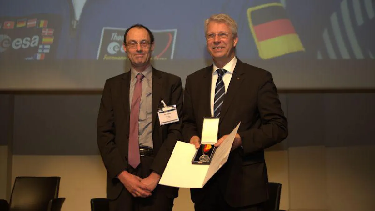 DGLR-Präsidiumsmitglied Dr. Rolf Janovsky verlieh die Medaille an Thomas Reiter. Bild: DGLR