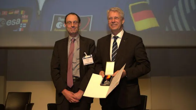 Bild: Thomas Reiter mit Eugen-Sänger-Medaille geehrt