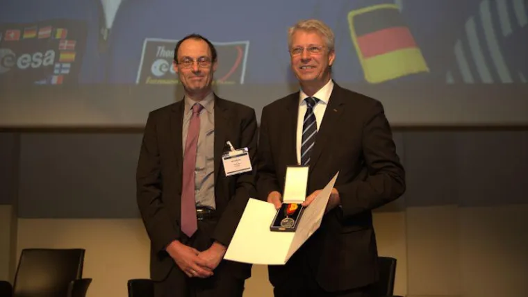 Thomas Reiter mit Eugen-Sänger-Medaille geehrt Bild: Thomas Reiter mit Eugen-Sänger-Medaille geehrt