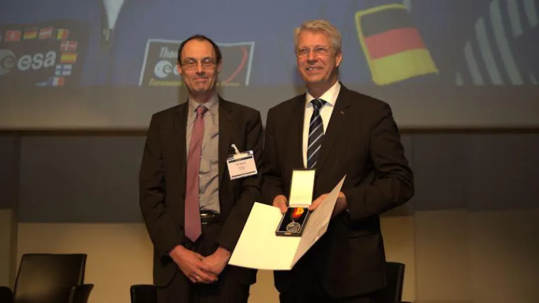 Bild: Thomas Reiter mit Eugen-Sänger-Medaille geehrt