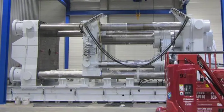 Bild: Neu bei DEGUMA: Horizontale Kompressions-Presse KraussMaffei KM 3600