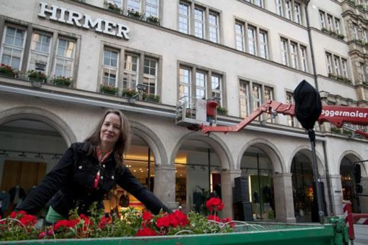 Die HIRMER Blumefee Sibylle Pollak kümmert sich um die weltberühmten Geranien am Münchner Stammhaus