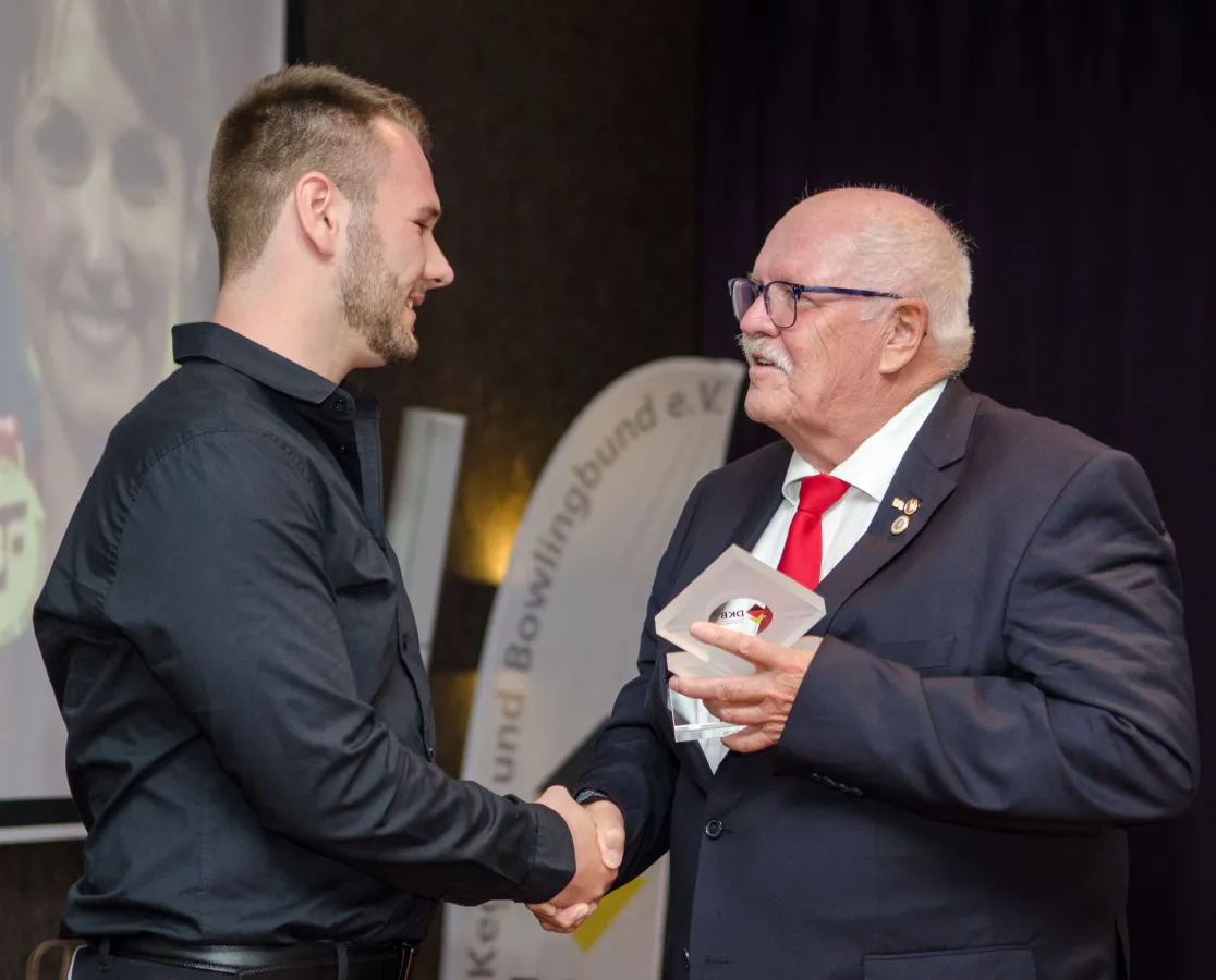 DKB-Präsident Uwe Oldenburg ehrt 2023 Bowling-Weltmeister Paul Purps (links). (© DKB/Kai Christensen)