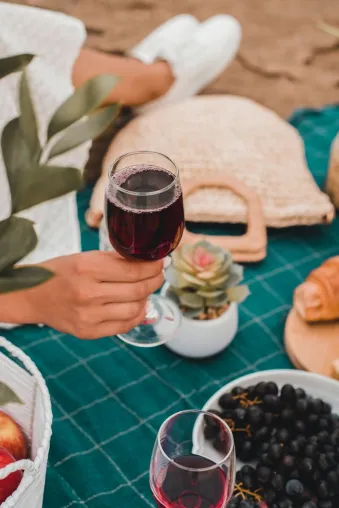 Bild: Die häufigsten Wein Mythen im Faktencheck. Welche stimmen und welche sind Nonsens?