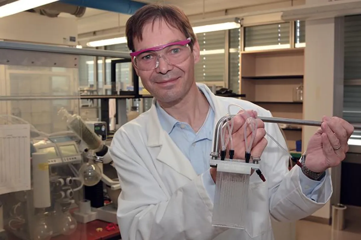 Prof. Dr. Harald Gröger arbeitet in „ONE-FLOW“ an einem Herstellungsverfahren für chemische Substanzen durch Kombination von Bio- und Chemokatalyse in Flow-Reaktoren. (Foto: Universität Bielefeld)