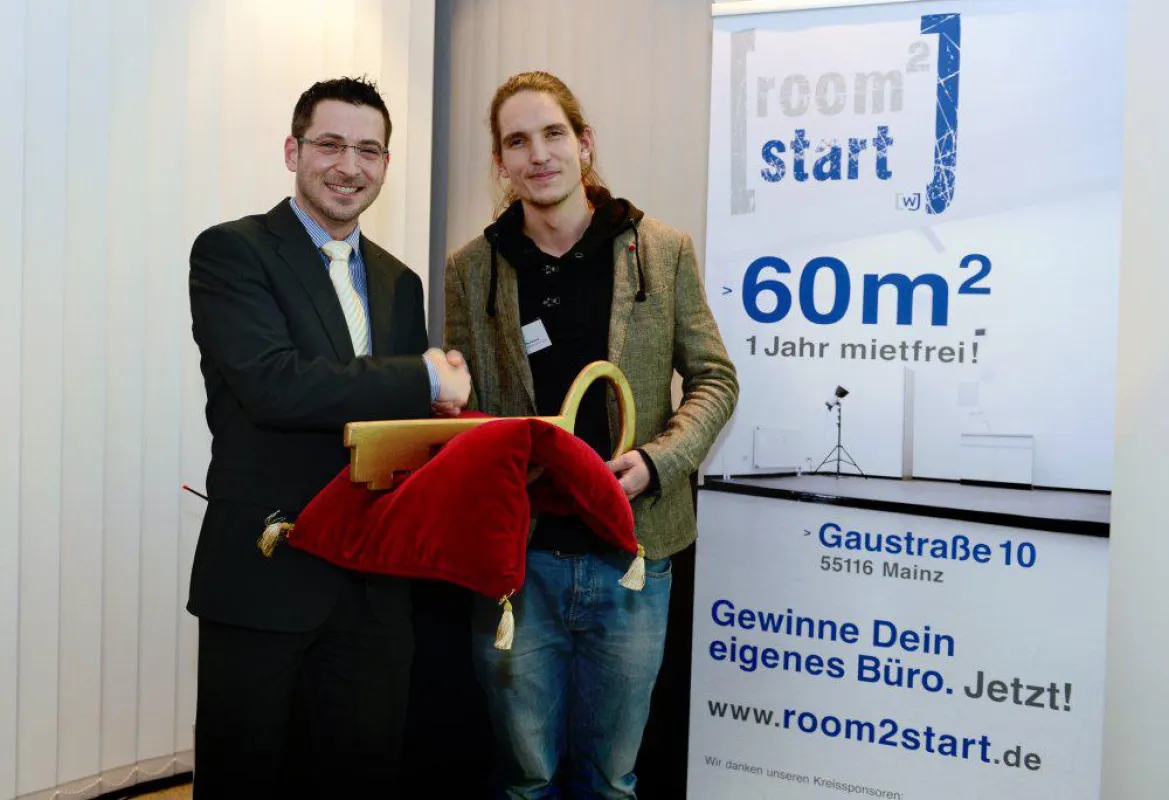 v.l. Benjamin Reinhard (stellv. Sprecher WJ) und Paul Bonna (Gewinner room2start)