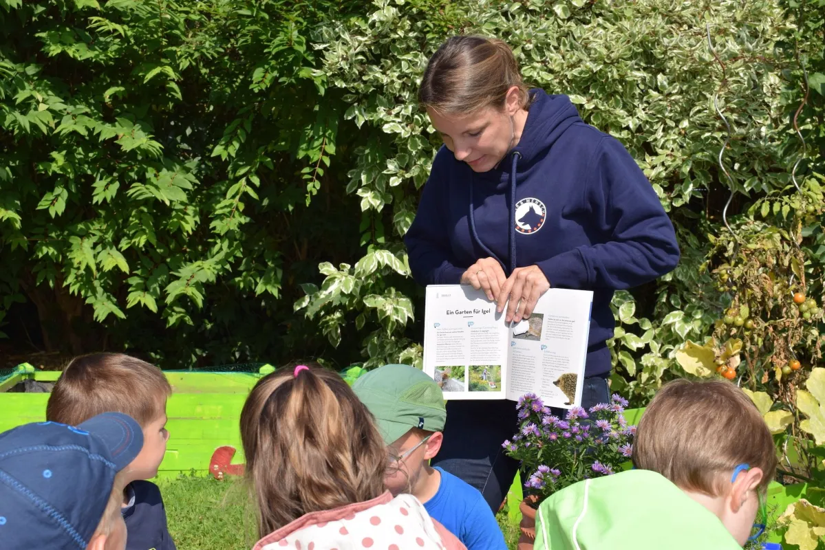 Stifterin Eva-Maria Backhaus vor Kita-Kindern (© Backhaus Stiftung)
