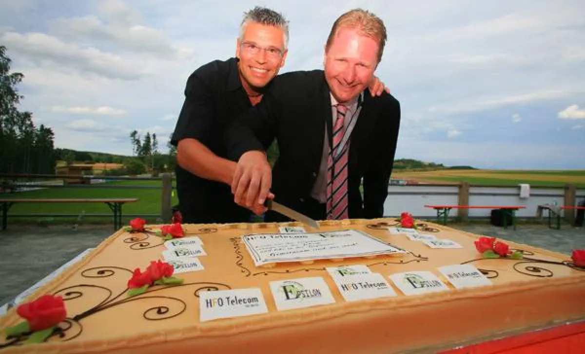 Achim Hager, HFO Telecom und Wolfgang Hüttner, Epsilon Telecom. beim Anschnitt der Geburtstagstorte